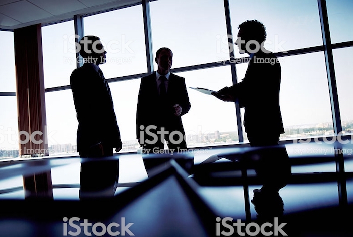 immagine rappresentante tre persone in riunione